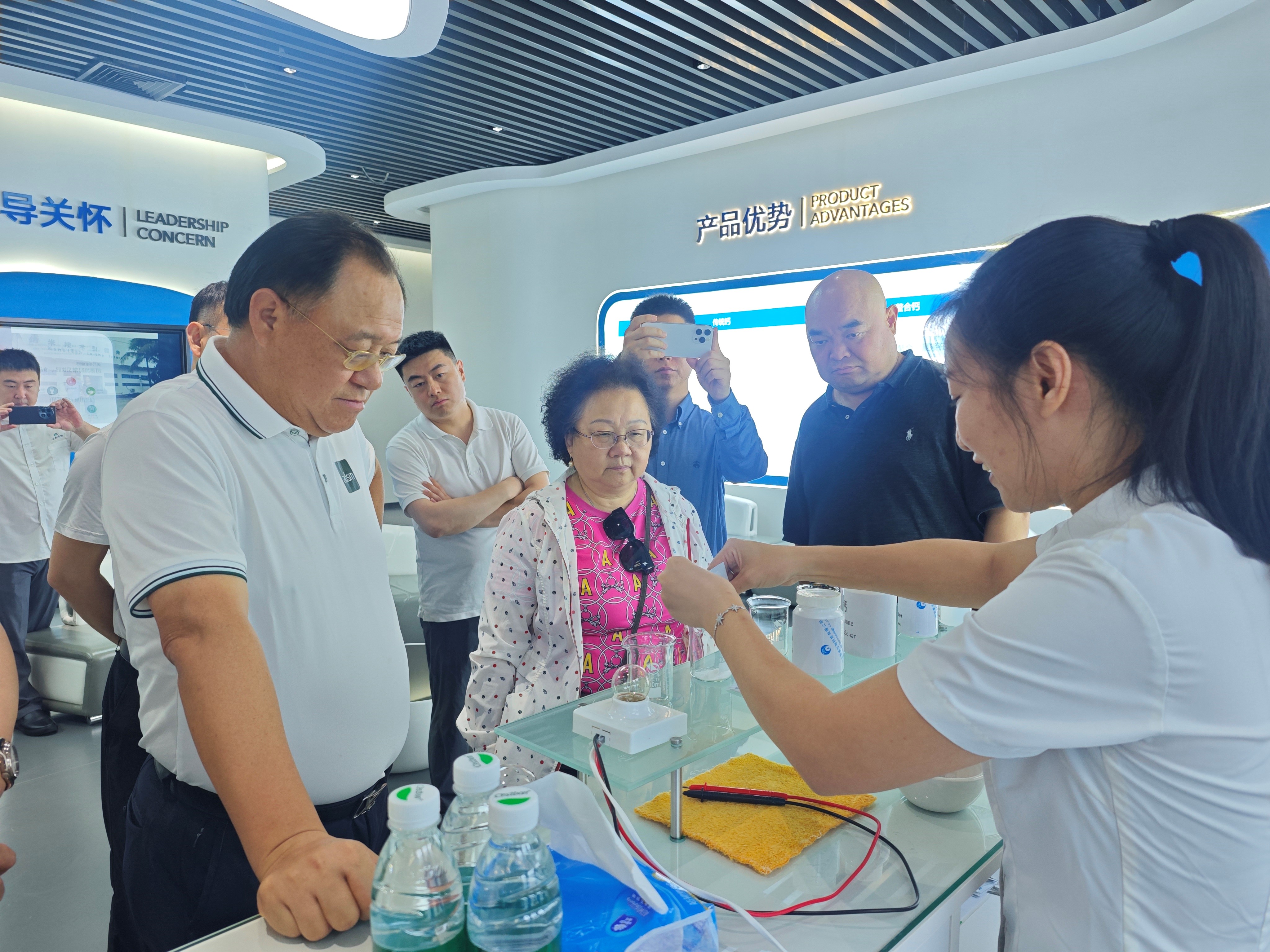 4月5日，三亚市崖州区，港商参观考察崖州湾科技城高新区内的一家生物科技企业。张月和 摄.jpg