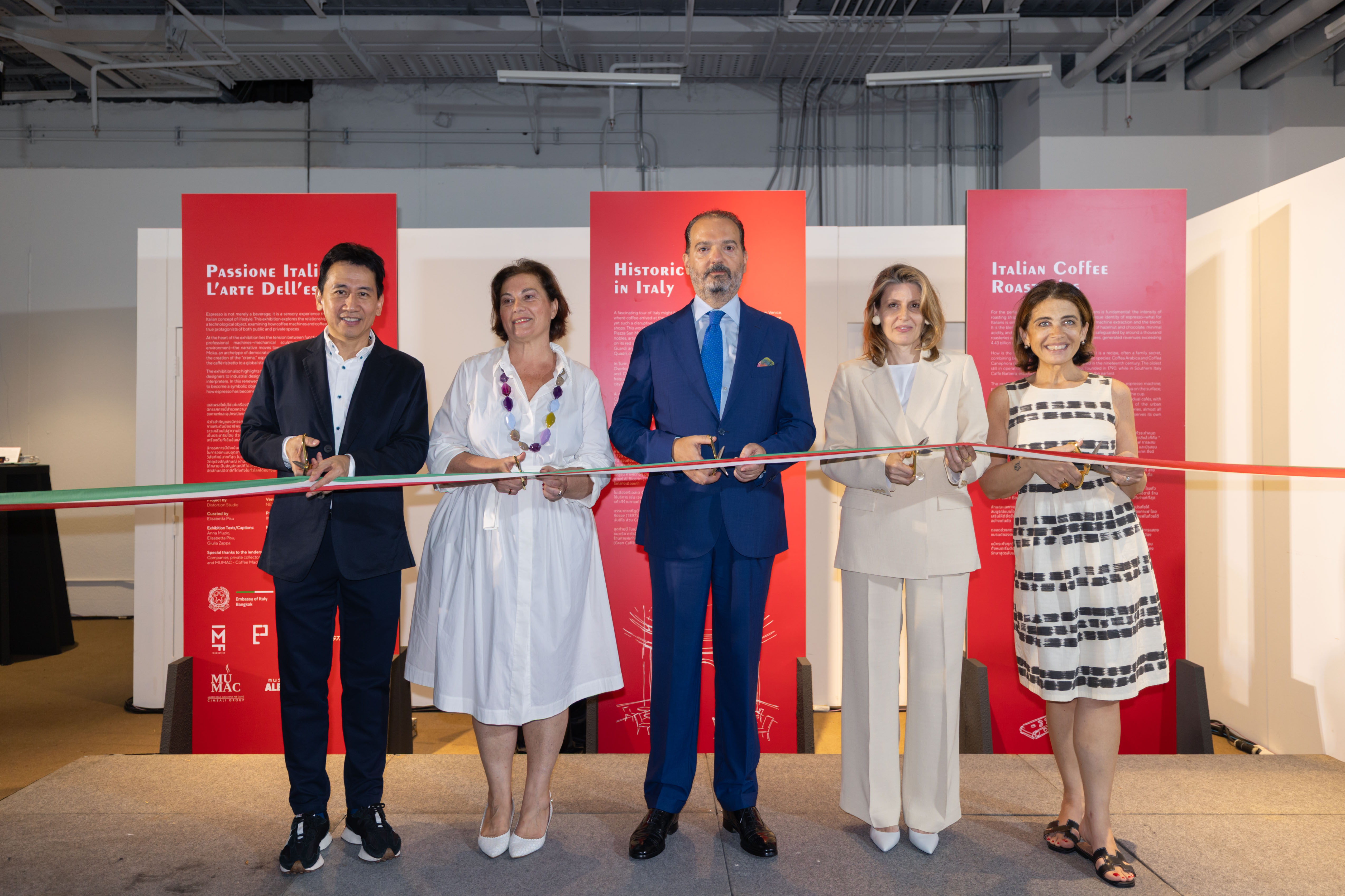 01.รศ.ดร.สิงห์ อินทรชูโต,มาเรีย ซิกา,เอกอัครราชทูต เปาโล ดิโอนิซี, เอลิซาเบตตา ปีซู และ เอมานูเอลา พานเค.jpg